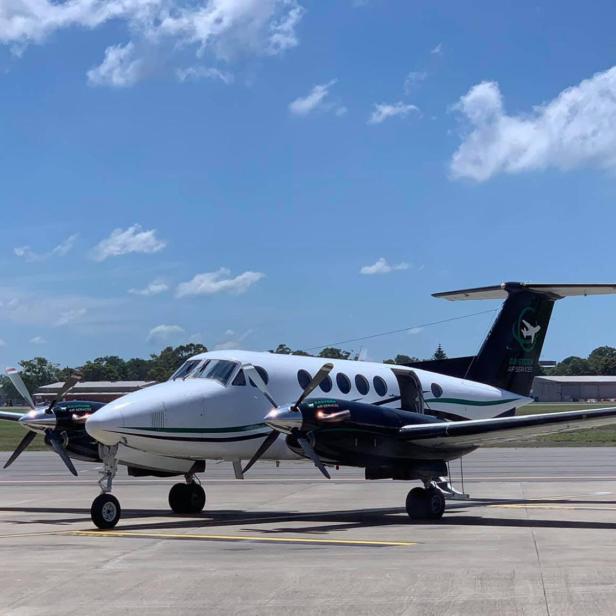 Das Flugzeug der Eastern Air Services konnte beinahe unbeschadet landen.