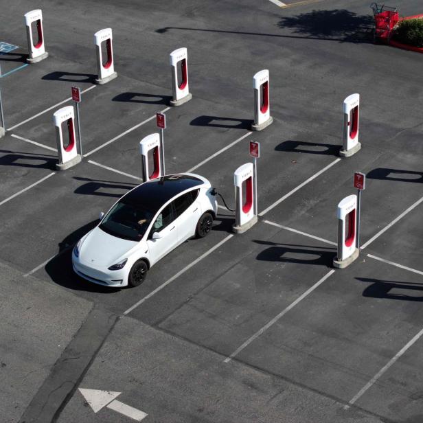 US-CALIFORNIA-OPENS-UP-TELSA-CHARGING-NETWORK-TO-ALL-NON-TESLA-E