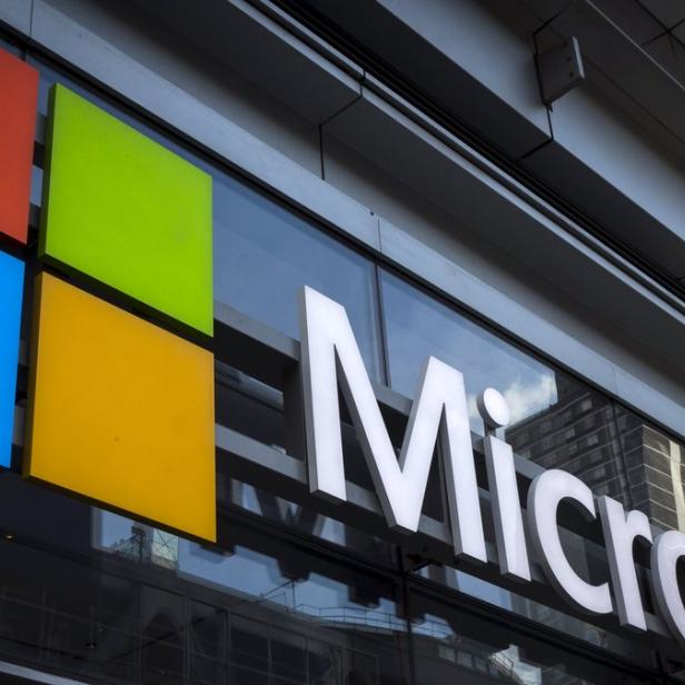 Das Microsoft-Logo an der Fassade eines Bürogebäudes.