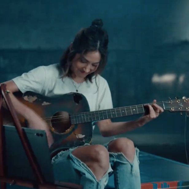 Frau spielt Gitarre, Ausschnitt aus dem Samsung-Spot