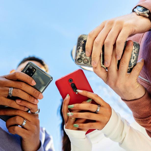 Gruppe mit Smartphones