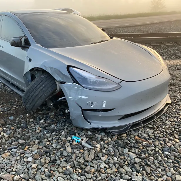 Der Tesla nach dem Unfall neben den Gleisen.