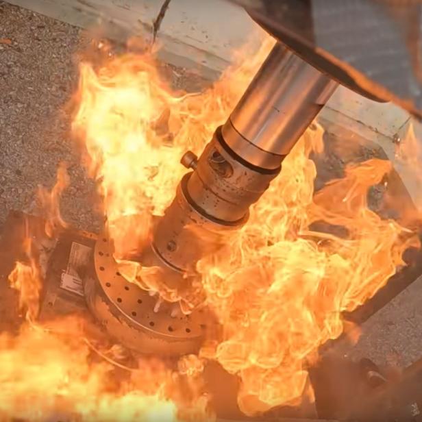 Der YouTube-Kanal Hydraulic Press Channel zeigt was passiert, wenn man verschiedenste Dinge in eine hydraulische Presse legt: Ein Lithium-Ionen-Akku geht in Flammen auf. 