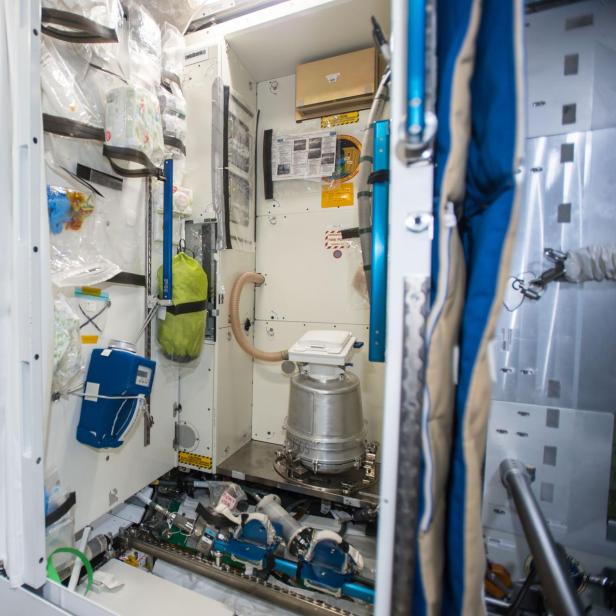 Die Toilette auf der ISS ist mit einem ausgeklügelten System für Wasser-Recycling verbunden