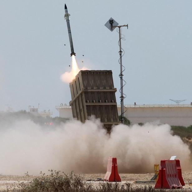 Ein Iron-Dome-Launcher startet eine Rakete