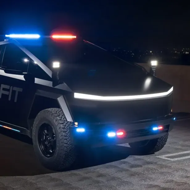 Der Cybertruck macht auch als Polizeiauto eine gute Figur.