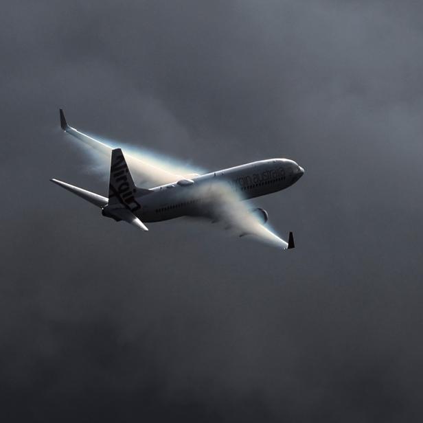 Symbolbild: Flugzeug fliegt in einen Sturm