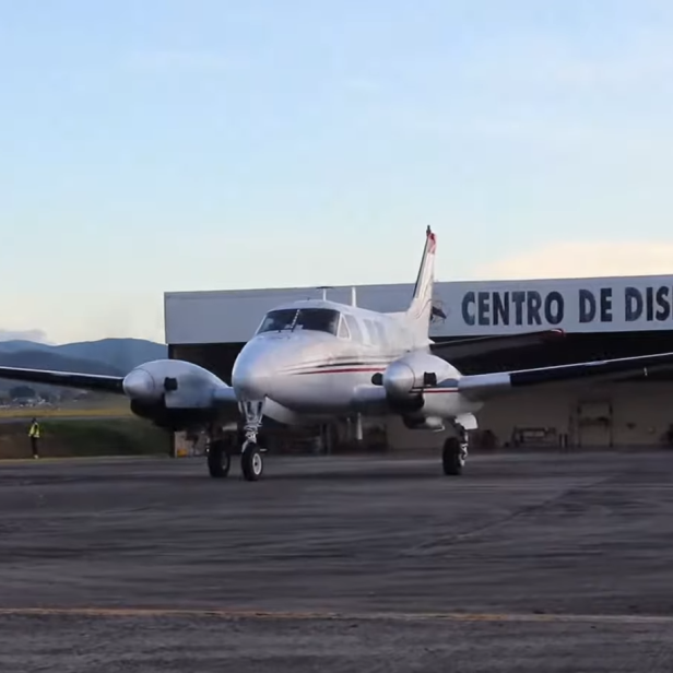 Mit solchen Flugzeugen werden die Würmer ausgebracht.