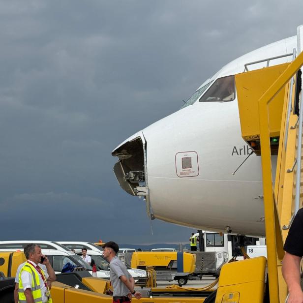 Die zerstörte Nase des AUA-Flugzeugs.