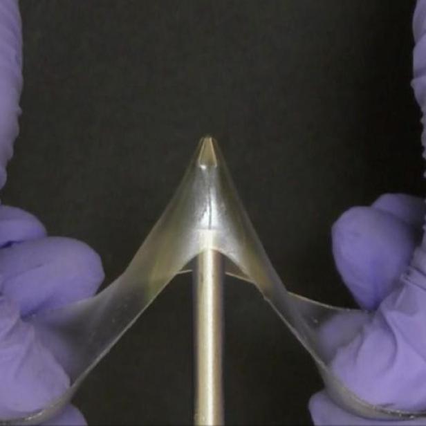 Glasartiges Gel dehnt sich anstatt zu brechen.