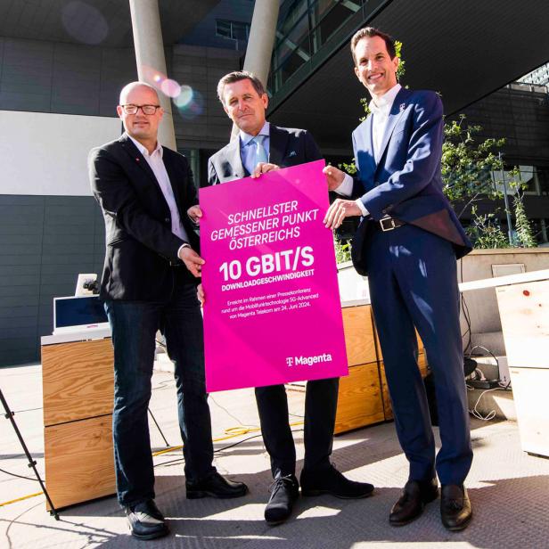 Magenta-CEO Rodrigo Diehl, Wiens Wirtschaftsstadtrat Peter Hanke und Magenta-CTIO Volker Libovsky (v.re.) bei der Vorführung von 5G Advanced