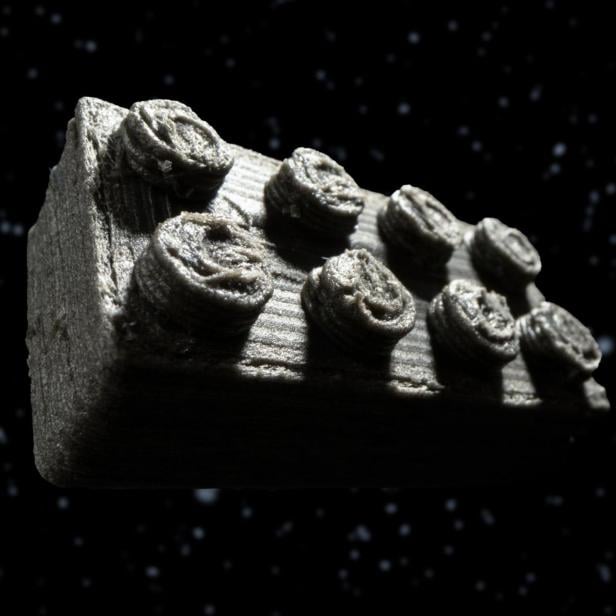 3D-gedruckter Lego-Baustein aus Meteoritenmaterial