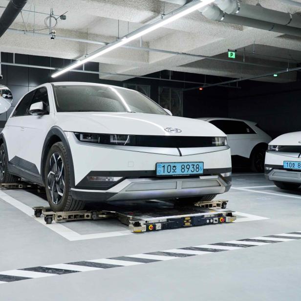 Die Parkroboter können ein Auto präzise einparken.