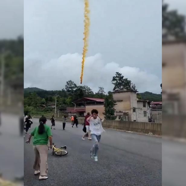 Video: Giftige Trümmerteile von Rakete stürzen auf Stadt