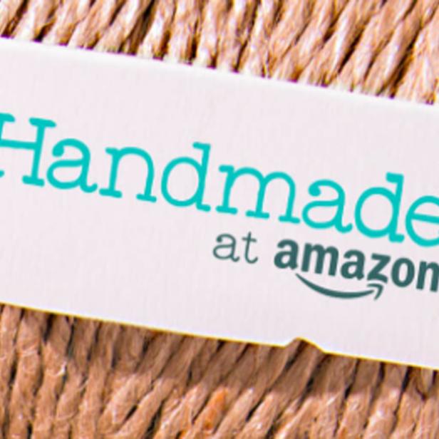 Ein Etikett mit der Aufschrift „Handmade at Amazon“ liegt auf einer Kordel.