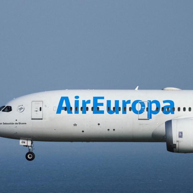 FILE PHOTO: A Boeing 787-9 Dreamliner of the Air Europa company lands at Gran Canaria airport