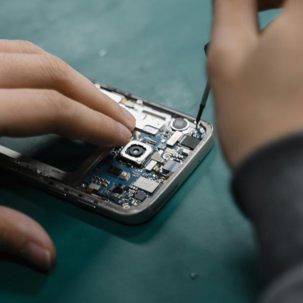 Eine Reparaturabgabe könnte Smartphone-Reparaturen in Zukunft kostenlos ermöglichen