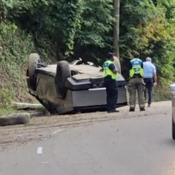 Tesla Cybertruck landet nach schwerem Unfall auf dem Dach