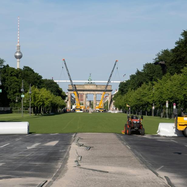 Selbstkühlender Kunstrasen soll Städte kühler machen (Für die Fanmeile vor dem Brandenburger Tor wurde ein herkömmlicher Kunstrasen ausgelegt.)