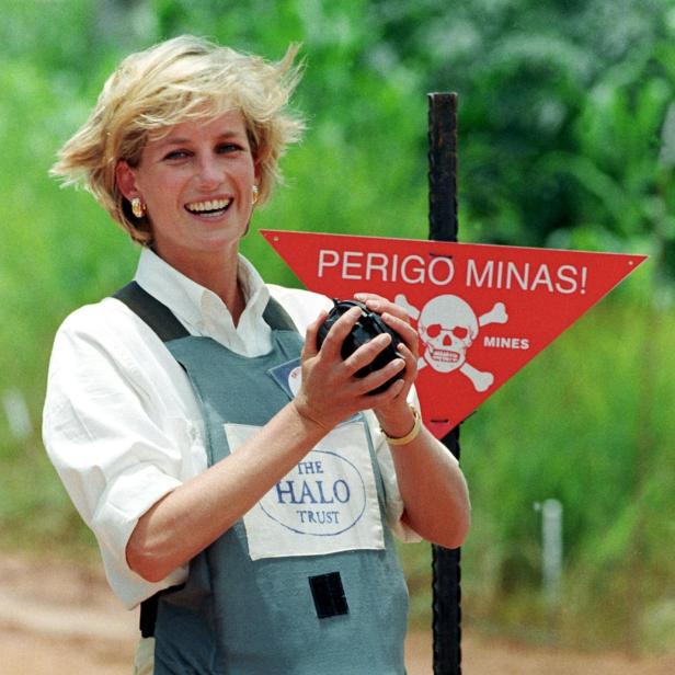 Archivbild: Prinzessin Diana bei einem Besuch in Angola, 1997