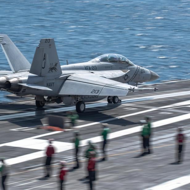 Eine F/A-18F startet mit dem EMALS auf der USS Gerald R. Ford