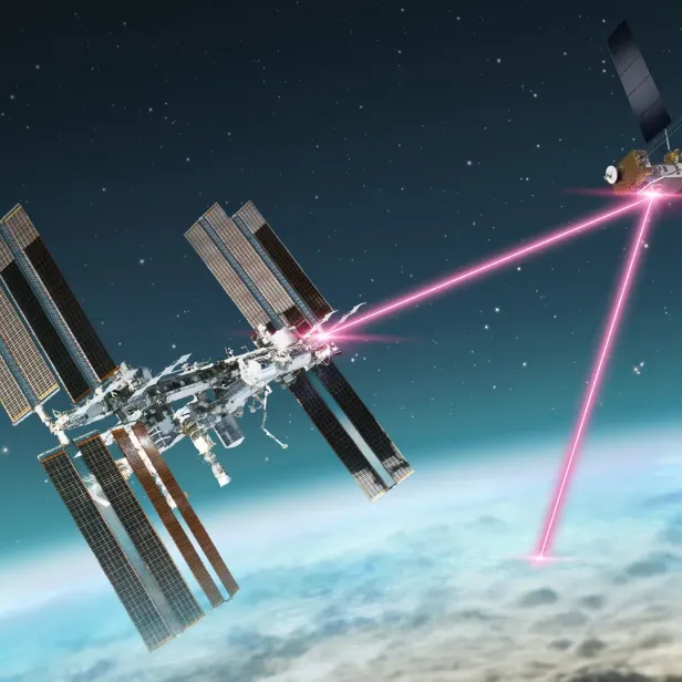 Die Laser-Kommunikation wird über einen Satelliten zwischen Erde und ISS hergestellt