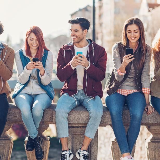 Menschen mit Smartphones (Symbolbild)