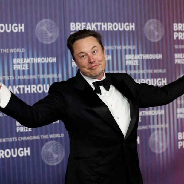 FILE PHOTO: Elon Musk at an awards show in Los Angeles