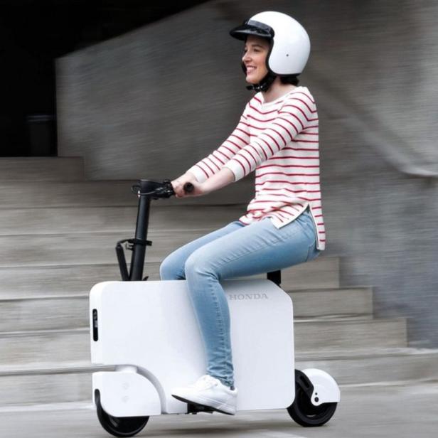 Mit dem Koffer mitten im Straßenverkehr - in Japan machen das vor allem Touristen.