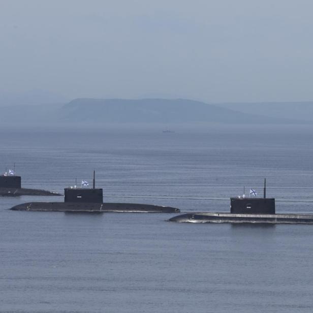 3 russische U-Boote bei einer Parade vor einem Jahr (Symbolbild)