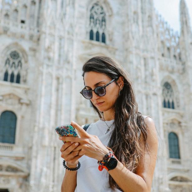 Frau mit Smartphone in Mailand