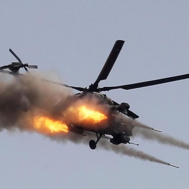 Ein russischer Kampfhubschrauber vom Typ Mi-28 feuert seine Rakete ab