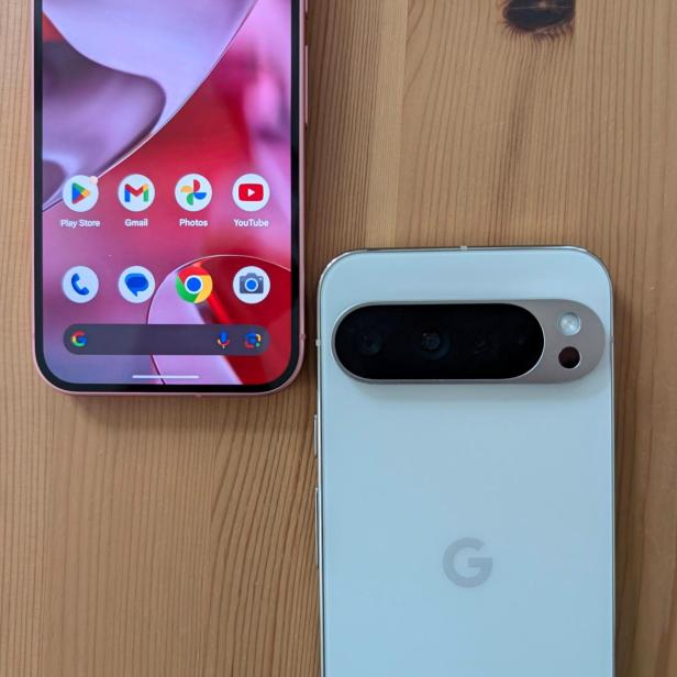 Zwei Google Pixel Smartphones liegen auf einem Holztisch.