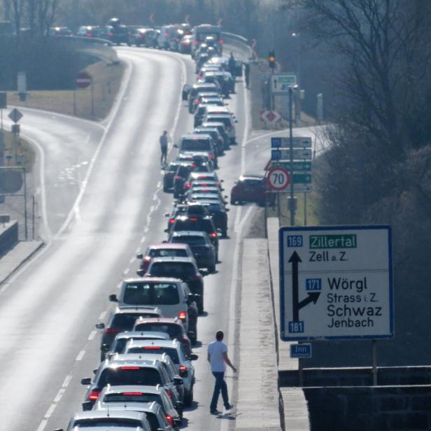 ++ THEMENBILD ++ TIROL: HOHES VERKEHRSAUFKOMMEN/STAU/VERKEHR