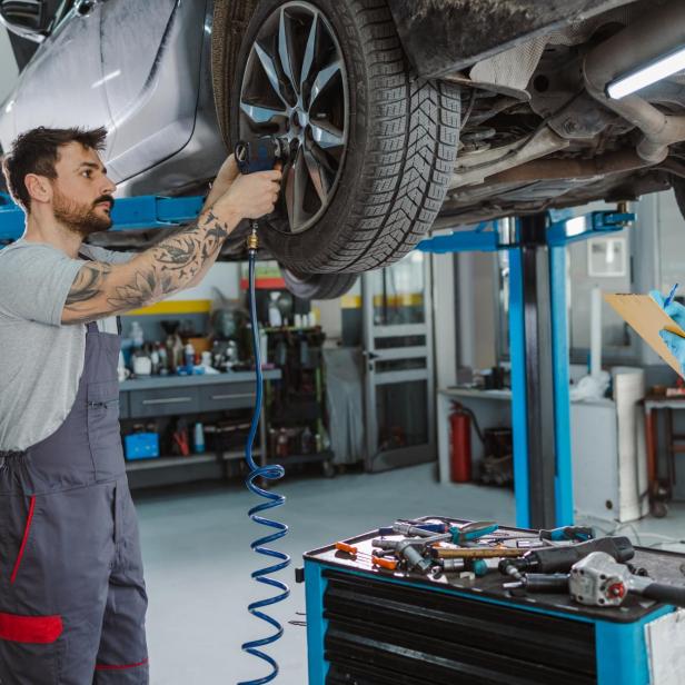 Angeblich verursachen E-Autos im Vergleich zu Verbrennern horrende Wartungskosten.