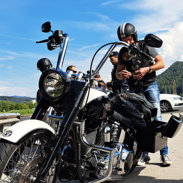 Ein Motorradfahrer wird bei der "European Bike Week" in Kärnten von der Polizei kontrolliert.