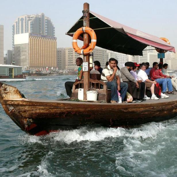 Der Antrieb wurde bei sogenannten Abra-Fährbooten ausprobiert, die in den Vereinigten Arabischen Emiraten typisch sind. 