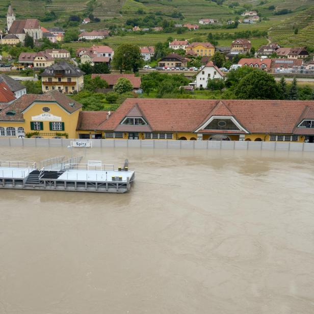 Diese Karte zeigt die aktuellen Pegelstände inklusive Prognosen (im Bild: Donauhochwasser in Spitz in Niederösterreich im Juni 2013)