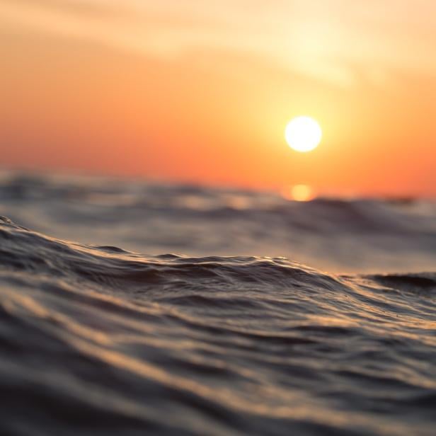 Das Meerwasser funktioniert als Elektrolyt.