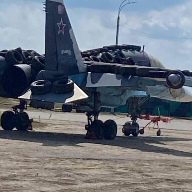 Eine russische Su-34 unter Reifen.