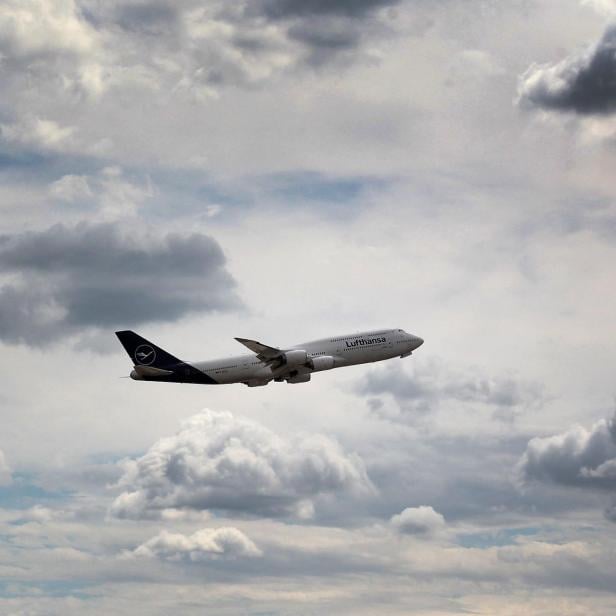 Lufthansa-Maschine muss Sturzflug wegen Druckabfall einleiten (Symbolbild: eine Boeing 747 von Lufthansa)