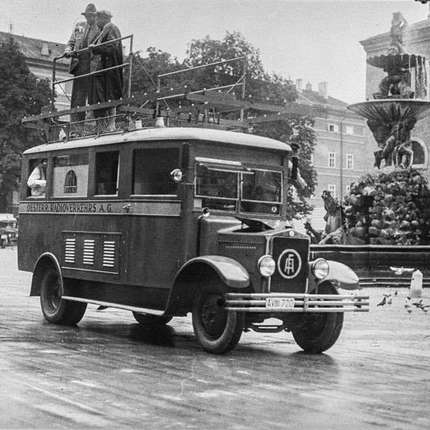 RAVAG-Kurzwellen-Übertragungswagen mit „wanderndem Mikrofon“ in Salzburg (zirka 1930)