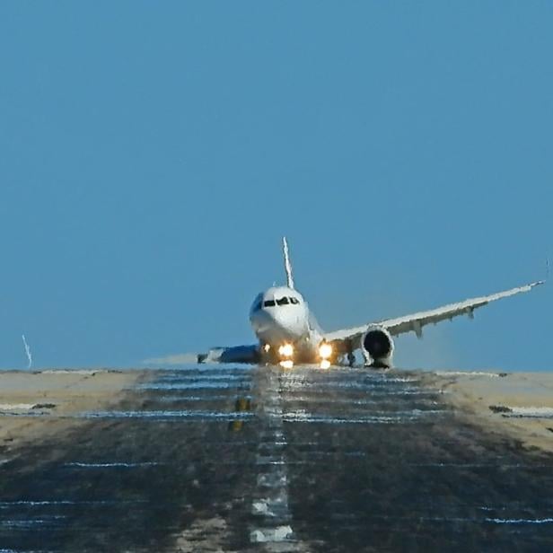 Video: Fahrwerk von Urlaubsflieger bricht nach harter Landung