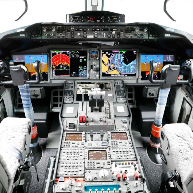 Screens im Cockpit ausgefallen: Boeing 787 muss umkehren (im Bild: Flightdeck einer Boeing 777)