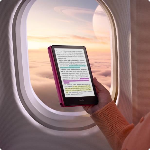 Amazon Kindle Colorsoft Signature Edition im Flugzeug