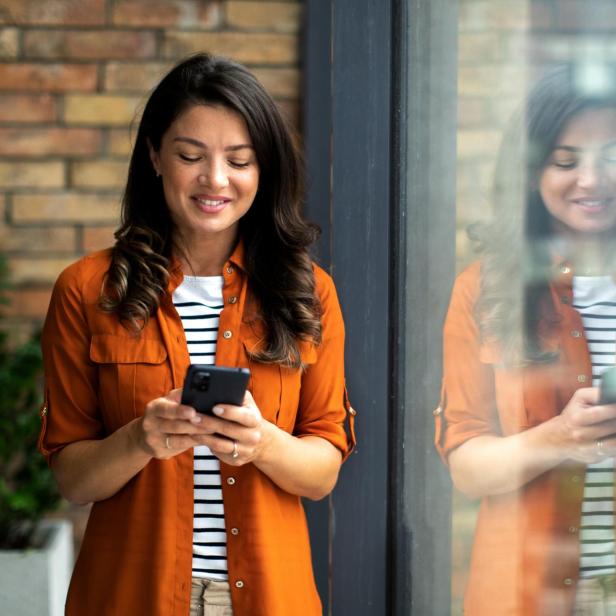 Frau mit Smartphone