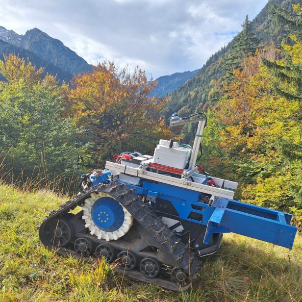 Dieser Roboter wird auf 2 Almen in Österreich testweise gegen Neophyten eingesetzt.