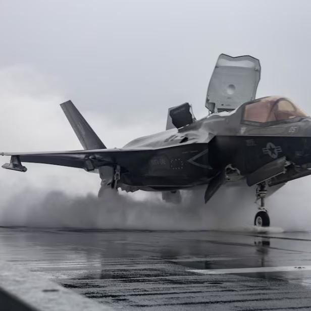 Eine F-35B kann senkrecht starten und landen.