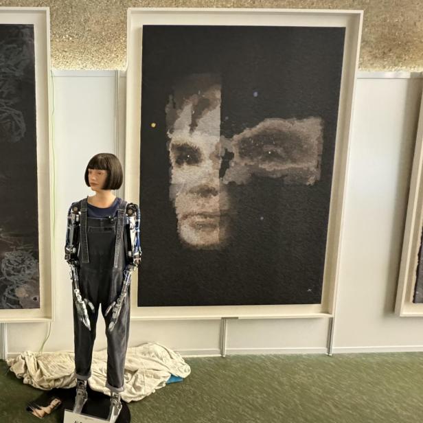 Der humanoide Roboter mit 2 Portraits von Alan Turing. Das um 1,08 Mio. US-Dollar verkaufte sieht man rechts.