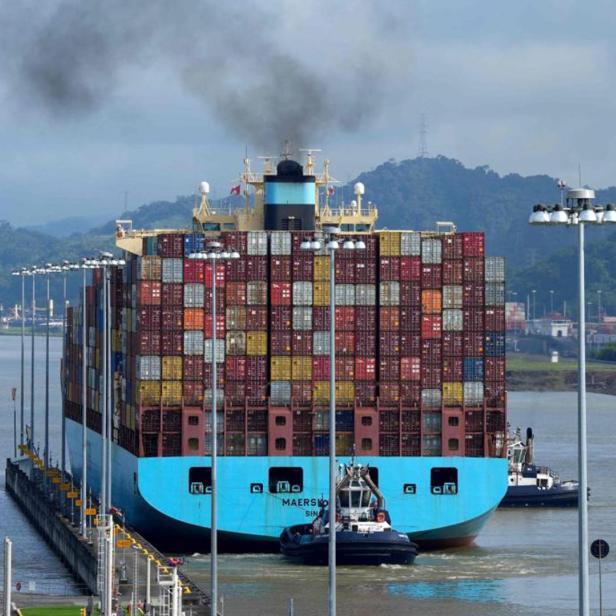 Ein Frachtschiff im Panamakanal.